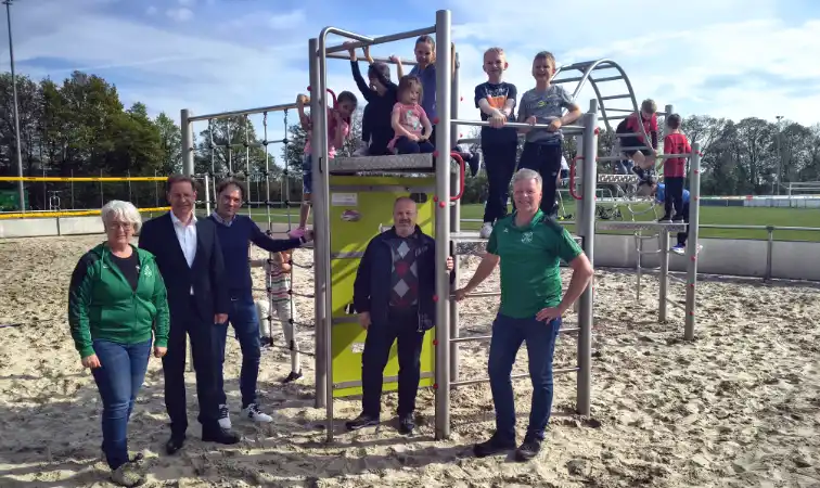 Neuer Spielturm feierlich eingeweiht